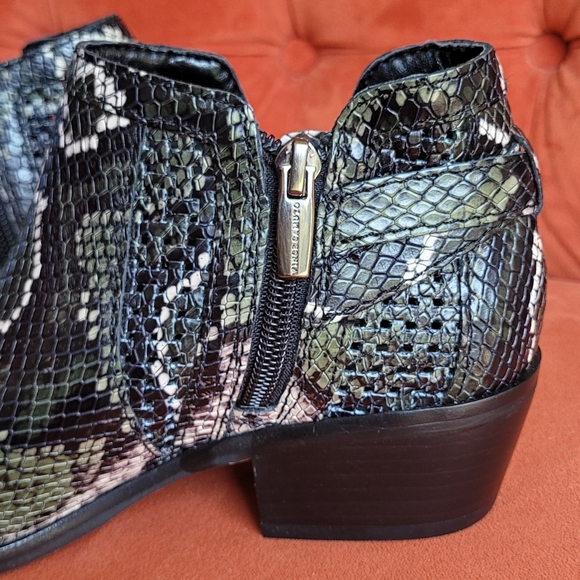 VINCE CAMUTO Women Pamma Ankle Boots Size 6.5 - Picture 7 of 12